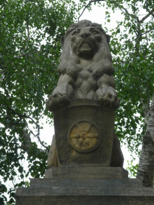 königlicher Löwe mit Erfurter Stadtwappen 