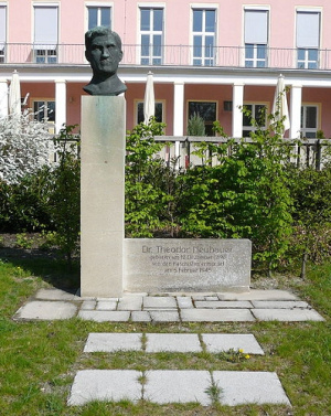 Foto 1: Theodor-Neubauer-Denkmal vor der Mensa auf dem Uni-Campus Erfurt