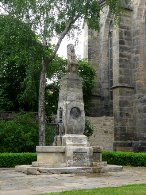 Der Gustav-Adolf-Brunnen neben der Erfurter Predigerkirche