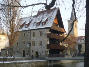 Das "Haus zur Steinecke" zählt zu den ältesten Häusern der Stadt. Ende des 15. Jahrhunderts wurde es der Universität gestiftet und diente als Studentenhospital.