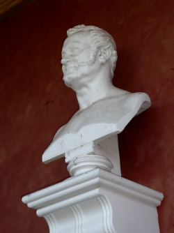 Büste Müfflings an der Rückwand des Grabmals