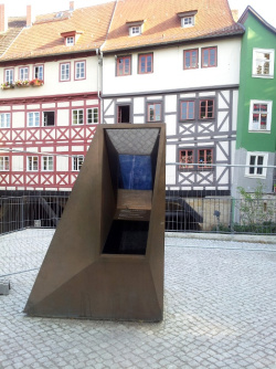 Von oben kann man auch außerhalb der Führungen in den Innenraum der Mikwe blicken.