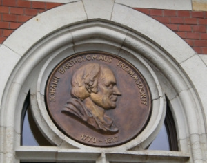 Ein Fenster der Hauptpost zeigt diese Medaille zu Ehren Trommsdorffs