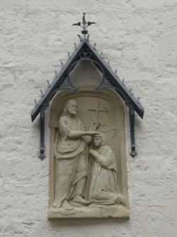 Relief an der Außenwand der Magdalenenkapelle